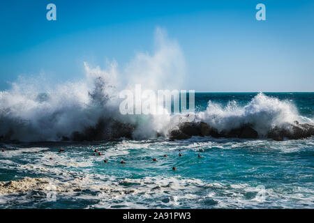 Des vagues puissantes se brisent dans la baie de Riomaggiore en Italie et pulvérisent des éclaboussures de mètres de haut dans l'air Banque D'Images