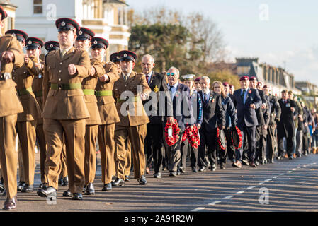 Souvenir du dimanche s'est tenue à l'Lutyens conçue Cénotaphe Southend War Memorial. Jeunes et vieux portant des couronnes. Tous les âges. Soldats, cadets Banque D'Images
