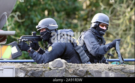 Les membres de l'unité d'intervention d'urgence de garde pendant un exercice d'urgence de l'agence à la station de pompage, Newtownfane dans Co. de Louth, en Irlande. Banque D'Images