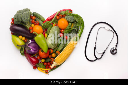 Coeur de légumes et stéthoscope isolated on white Banque D'Images