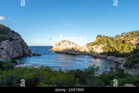 Les eaux turquoise dans es Portitxol, Ibiza, Espagne. Hidden Bay sur l'île d'Ibiza, à Sant Joan de Labritja. Banque D'Images