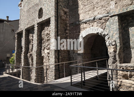 Vue de la Porta Pretoria qu'est l'entrée de la ville romaine d'Augusta Praetoria Salassorum (Aoste aujourd'hui). Banque D'Images