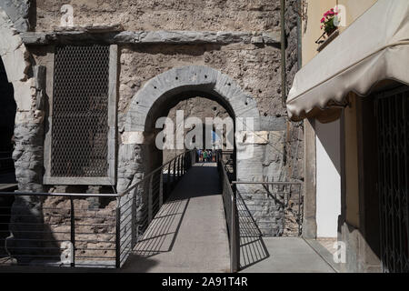 Vue de la Porta Pretoria qu'est l'entrée de la ville romaine d'Augusta Praetoria Salassorum (Aoste aujourd'hui). Banque D'Images