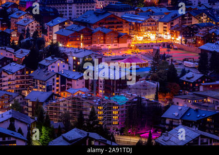Zermatt, Suisse - le 7 octobre 2019 : Ville nuit vue aérienne dans la célèbre station de ski suisse, maisons traditionnelles, Alpes Suisses Banque D'Images