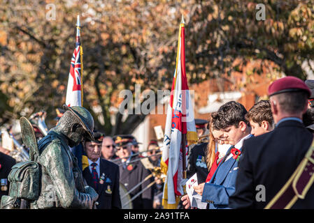 Souvenir du dimanche s'est tenue à l'Cénotaphe Southend war memorial avec nouveau soldat Tommy sculpture de bronze. Anciens Combattants Banque D'Images