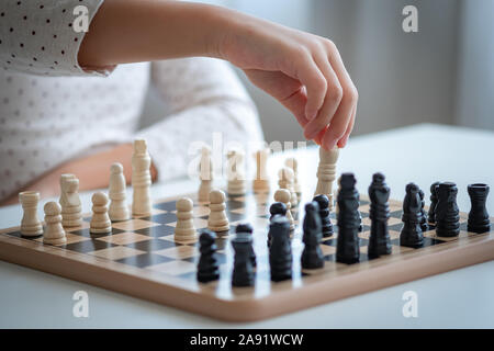 Une fille asiatique apprendre à jouer aux échecs Banque D'Images