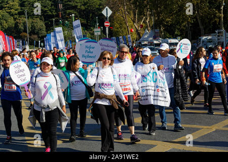 41ème Marathon d'Istanbul Vodafone 15K et 8K run Public FunRun Pulmoner bord de l'hypertension et la société de la sclérodermie avec des pancartes. Banque D'Images