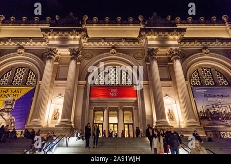 Des mesures pour l'entrée de la Metropolitan Museum of Art, New York City, le met sur la Cinquième Avenue, à New York, NY, États-Unis d'Amérique. U.S.A Banque D'Images