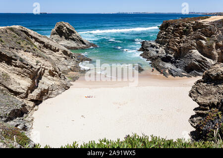 Le Portugal, l'Alentejo, au sud-ouest de l'Alentejo et le parc naturel de la côte Vincentienne, une plage de Porto Covo. Banque D'Images