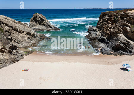 Le Portugal, l'Alentejo, au sud-ouest de l'Alentejo et le parc naturel de la côte Vincentienne, une plage de Porto Covo. Banque D'Images