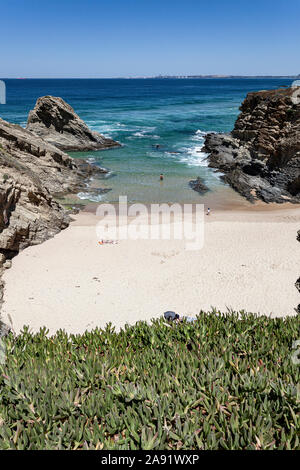 Le Portugal, l'Alentejo, au sud-ouest de l'Alentejo et le parc naturel de la côte Vincentienne, une plage de Porto Covo. Banque D'Images