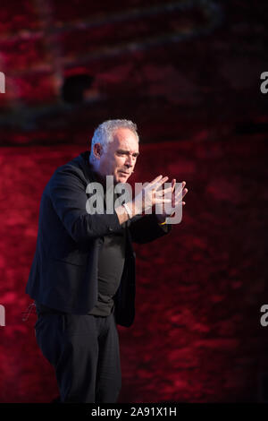 Ferran Adrià parle sur scène lors de congrès Estrella Damm Gastronomie à Lisbonne, Portugal. Banque D'Images