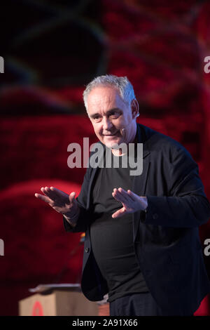 Ferran Adrià parle sur scène lors de congrès Estrella Damm Gastronomie à Lisbonne, Portugal. Banque D'Images