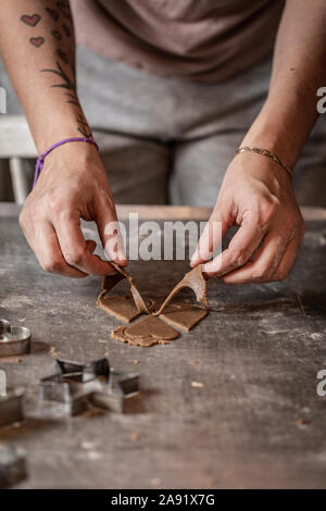 Making gingerbread Banque D'Images