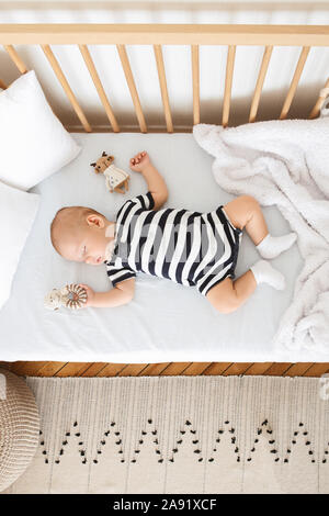 Cute infant baby crib avec Toy dans la main Banque D'Images