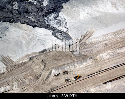 Les bulldozers sont propager le déchets toxiques dans l'un des énormes bassins de résidus à Fort McMurray en Alberta, Canada. Les étangs sont parmi les plus grandes structures de l'homme dans le monde, couvrant plus de 175 kilomètres carrés. Ils représentent un défi supplémentaire pour la production de sables bitumineux : même après avoir terminé la production, il peut prendre jusqu'à 30 ans pour le limon dans les étangs à sécher. L'eau contaminée est toxique pour les êtres vivants. Les sables bitumineux de l'Athabasca-est parmi les plus importantes au monde. Le bitume, aussi communément appelé tar (d'où l'exploitation des sables bitumineux), contient beaucoup d'hydrocarbures, mais est notori Banque D'Images