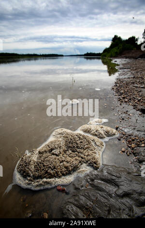 La mousse sur la surface d'une rivière voisine des bassins de résidus utilisés par les compagnies pétrolières à déposer les déchets toxiques. La bande des Chipewyans de Première nation qui vit dans la région de Fort McKay s'inquiètent de l'impact environnemental de ce qui permet à l'huile pour l'exploitation d'entreprises de sable dans leur quartier. Banque D'Images