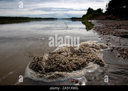 La mousse sur la surface d'une rivière voisine des bassins de résidus utilisés par les compagnies pétrolières à déposer les déchets toxiques. La bande des Chipewyans de Première nation qui vit dans la région de Fort McKay s'inquiètent de l'impact environnemental de ce qui permet à l'huile pour l'exploitation d'entreprises de sable dans leur quartier. Banque D'Images