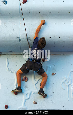 L'homme mur d'escalade indoor rock Banque D'Images