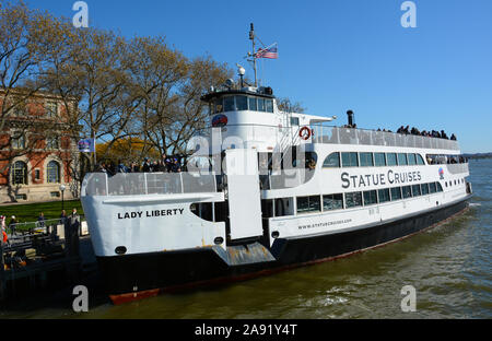 ELLIS ISLAND, NEW YORK - 04 NOV 2019 : Lady Liberty à quai à Ellis Island, un service de ferry qui fournit l'transport jusqu'à la Statue de Banque D'Images