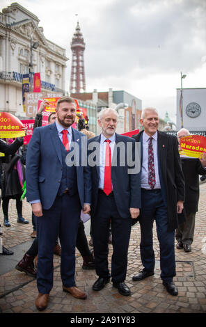 La chef du Parti du travail parlementaire avec Jeremy Corbyn candidat pour Blackpool North et Cleveleys Chris Webb (à gauche) et candidat pour Blackpool South Gordon Marsden (à droite) lors d'un événement à Blackpool comme il expose les projets du parti pour l'éducation en vue de la prochaine élection générale. Banque D'Images