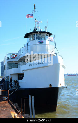 JERSEY CITY, NEW JERSEY - 04 NOV 2019 : Mlle Ellis Island à quai à Jersey City, un service de ferry qui fournit le seul transport touristique à la Banque D'Images