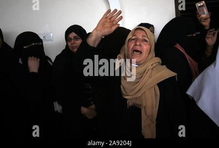 Des proches de commandant du Djihad islamique, Bahaa Abu al-Ata, qui a été tué avec sa femme par un missile israélien sur leur maison, pleurons lors des funérailles dans la ville de Gaza, mardi le 12 novembre, 2019.- la puissance militaire d'Israël a tué un commandant de groupe de militants palestiniens du Jihad islamique à une grève sur sa maison dans la bande de Gaza, provoquant des représailles de roquettes et les craintes d'une escalade de la violence. Photo par Hassan/UPI. Banque D'Images