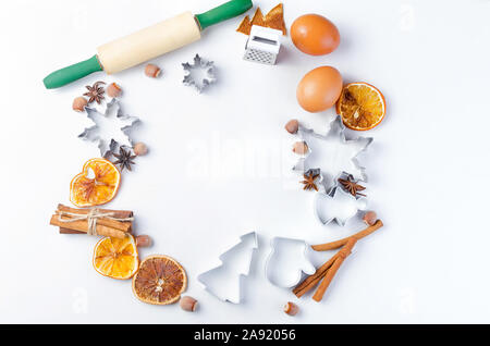 Mains d'un enfant avec un rouleau sur une pâte pour noël gingerbread cookies, la cuisson, l'arrière-plan d'événements concept vacances hiver Banque D'Images