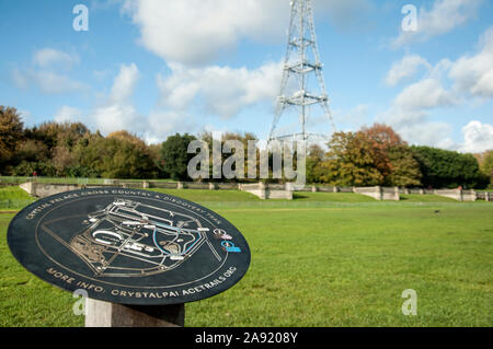 Crystal Palace de fond et Sentier découverte signe, avec le palais de cristal de transmission radio tour et ruines de palais de cristal visible sur le background Banque D'Images