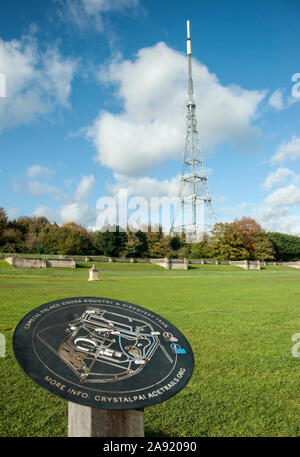 Crystal Palace de fond et Sentier découverte signe, avec le palais de cristal de transmission radio tour et ruines de palais de cristal visible sur le background Banque D'Images