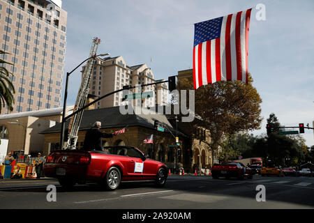 San Francisco, USA. 11Th Nov, 2019. Les participants suivent le défilé des anciens combattants à San Jose, Californie, États-Unis, le 11 novembre 2019. Crédit : Li Jianguo/Xinhua/Alamy Live News Banque D'Images