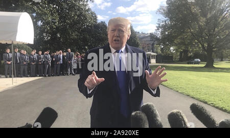 Washington, District de Columbia, Etats-Unis. 12 Nov, 2019. Le président DONALD TRUMP rants sur le dénonciateur de la presse à la Maison blanche avant de monter à bord d'un marin à la tête à Atlanta, Géorgie, le 8 novembre 2019 Credit : Douglas Christian/ZUMA/Alamy Fil Live News Banque D'Images