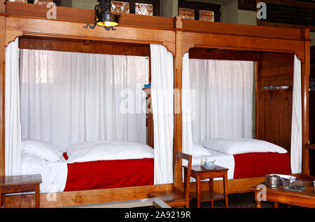 L'Hôtel-Dieu, Hall des pauvres, Salle des Povres, 2 lits simples, de la vie privée blanc rideaux, chaises, petites tables, ancien hôpital des pauvres, 1443, Bourgogne, B Banque D'Images