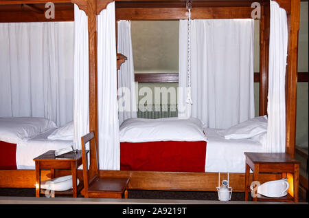 L'Hôtel-Dieu, Hall des pauvres, Salle des Povres, 2 lits simples, de la vie privée blanc rideaux, chaises, petites tables, cordon à tirer vers le haut, l'ancien hôpital pour p Banque D'Images