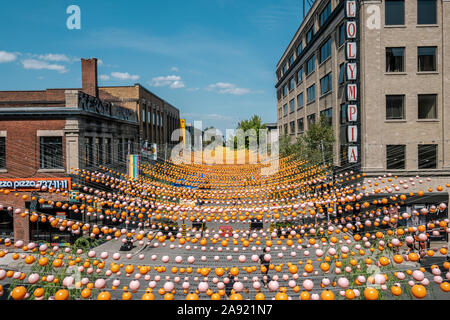 Boules de couleur remise de la rue Sainte-Catherine à Montréal, Québec Banque D'Images