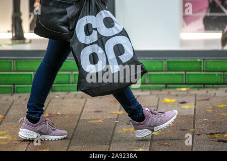 Co-op 100% plastique recyclé sacs réutilisables de supermarché pour la vie, Fishergate, Preston, Royaume-Uni Banque D'Images