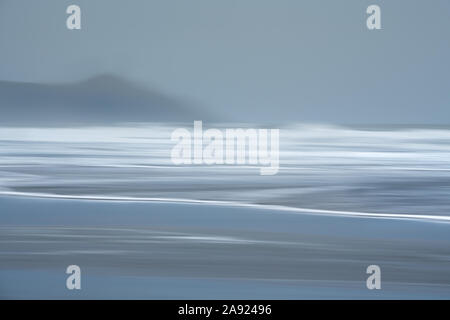 Un mouvement de caméra intentionnelle de rame Head image impressionniste de Tregantle Beach pendant une tempête hivernale Banque D'Images