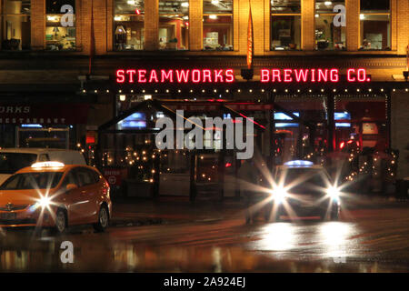 Steamworks Brewing Co. Microbrasserie servant des bières maison avec divers pub GRUB Gastown, centre-ville de Vancouver, Colombie-Britannique, Canada, 2013 de nuit Banque D'Images