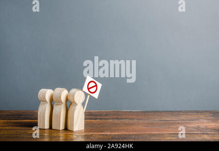 Un groupe de personnes avec des affiches démontrer de protestation. Une foule en colère. Mouvement politique. Le mécontentement social, la tension. La lutte pour l'homme et de la liberté, Banque D'Images