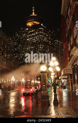 L'horloge à vapeur d'époque dans le quartier historique de Gastown à l'ouest le long de la rue Water, dans le centre-ville de Vancouver, Canada, 2013, de nuit, l'hiver Banque D'Images