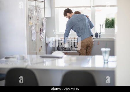 Père avec bébé dans la cuisine Banque D'Images