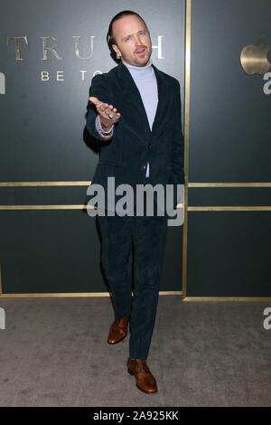 Aaron Paul devant le hall des arrivées pour vérité première sur Apple TV, Samuel Goldwyn Theatre à l'AMPAS, Beverly Hills, CA, le 11 novembre 2019. Photo par : Priscilla Grant/Everett Collection Banque D'Images