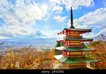 Vue sur le temple japonais en automne avec le Mont Fuji en arrière-plan au Japon. Banque D'Images