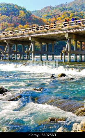 Vue de la Lune traverser pont à travers la rivière Oi au Mont Arashi à Kyoto en automne. Banque D'Images