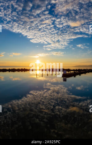 Beau coucher du soleil la lumière sur le lac Balaton en Hongrie Banque D'Images