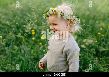 Girl wearing flower wreath Banque D'Images