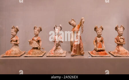 Italie Piémont Turin - Mazzonis Palace - Mao ( Musée Museo d'Arte Orientale ) - Musée d'art oriental - un groupe d'une danseuse et cinq joueurs - Shaanxi - Henan, dynastie des Tang , milieu 7ème début 8ème siècle A.D. Banque D'Images