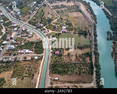 Rivière et canal d'irrigation à la région rurale. Vue aérienne. Banque D'Images