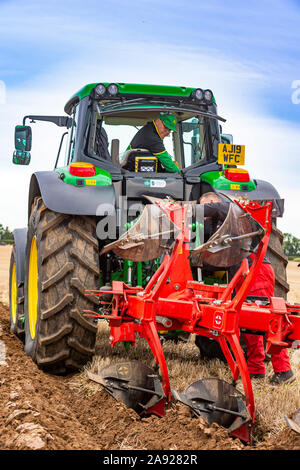 British National Ploughing Championships, Lincoln, Royaume-Uni. Une charrue réversible moderne utilisé pour donner des démonstrations au cours des championnats Banque D'Images