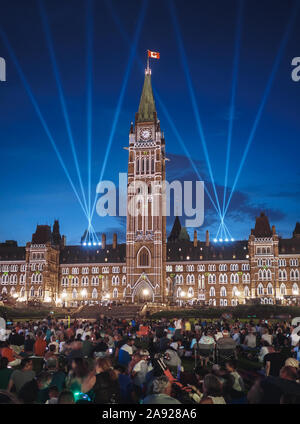 Foule immense chez Northern Lights Spectacle Son et Lumière - 27 juillet 2019. Présenté sur la Colline du Parlement un spectacle sur cheminement du Canada à ce jour. Banque D'Images